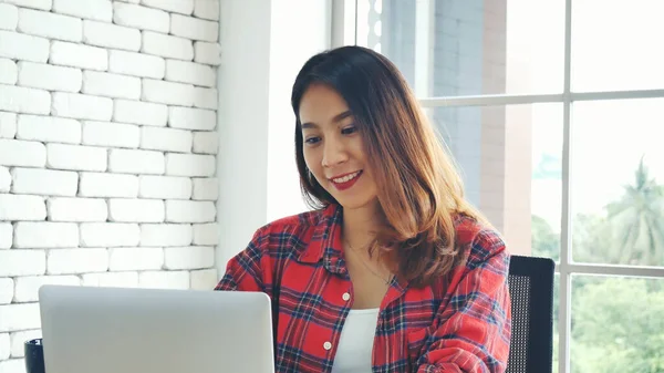 Щаслива Азіатка Працює Вдома Користуючись Онлайн Зібранням Ноутбуків Себе Вдома — стокове фото