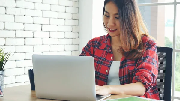 Felicidade Mulher Asiática Trabalhando Casa Usando Laptop Reunião Line Escritório — Fotografia de Stock
