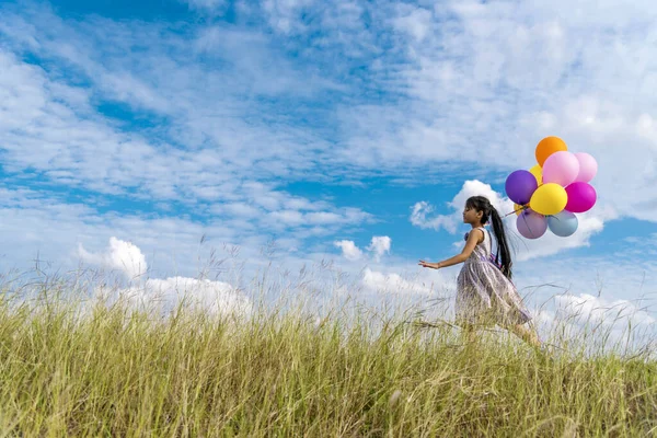 Vrolijk Schattig Meisje Houden Ballonnen Lopen Groene Weide Witte Wolk — Stockfoto