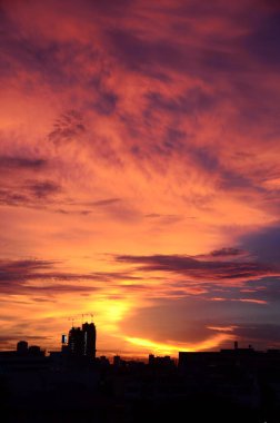Dramatik günbatımı aralığı güzel manzara alacakaranlık altın saat parlak gökyüzü. Güzel manzara manzara manzarası şafak vakti dramatik gökyüzü zamanı. Gündoğumu manzarası Altın gökyüzü güneş ışığı