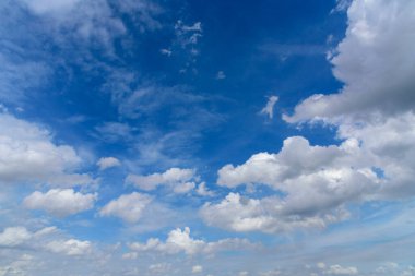 Mavi gökyüzü, yaz mevsiminde kabarık beyaz bulutlar güzel bulutlu açık gökyüzü. Panorama mavi gökyüzü bulutları gün ışığında fotokopi uzayıyla desenli. Kümülüs bulutlu hava güneşli bir gün.