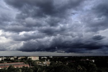 Dramatik kara fırtına yağmuru kara gökyüzünü bulutlandırıyor. Kara fırtına bulutlu yağmurlu atmosfer. Meteoroloji tehlikesi fırtına iklimi felakete çevirir. Kara bulutlu fırtına felaketi kasvetli gri bulut gökyüzü