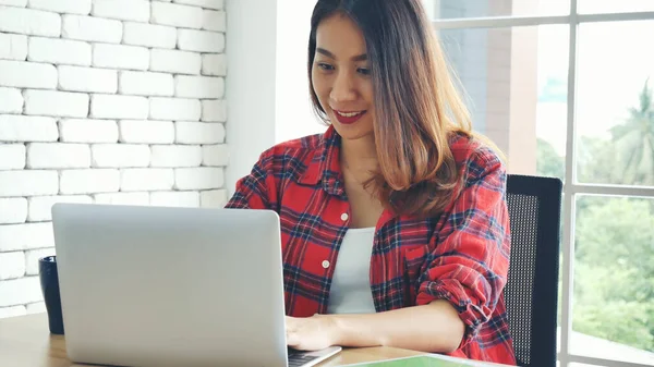 Felicidade Mulher Asiática Trabalhando Casa Usando Laptop Reunião Line Escritório — Fotografia de Stock