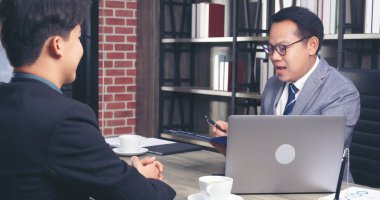 İki İşadamı sözleşme imzalarken iş anlaşması imzaladı. Takım çalışması. Yakın el ele tutuşun genç meslektaşlar birleşme ve satın alma işleriyle tanışın. Ortaklar Ofiste İmza Belgesi.