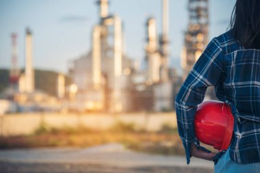 Acil servis çalışanları elleri sıkı kırmızı kasklı mühendis. Rafineri işçisi kadın petrokimya endüstrisinde çalışan el, kırmızı işçi şapkası tutuyor. Rafineri endüstrisi mühendisi üretimi