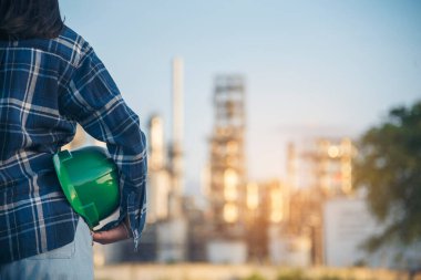 Çevresel sürdürülebilir işçi eli sıkı yeşil iş kaskı Mühendisliği 'ni tutuyor. Kadın mühendis el ele tutuşuyor Yeşil başlık güvenlik görevlisi müfettiş. Kadın Yeşil iş ekosistem çevre mühendisliği