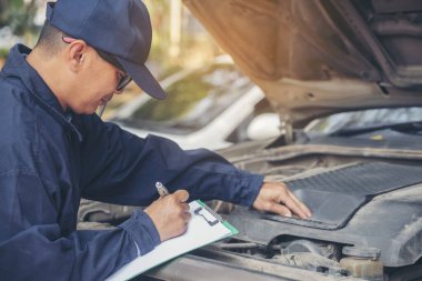 Otomotiv merkezindeki tamirci oto tamirhanesinde. Teknisyen atölyesi motor tamir araçları makine mühendisliği işi. Otomobil tamircisi eller araba tamir teknisyeni