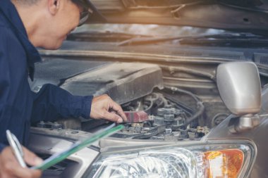 Otomotiv merkezindeki tamirci oto tamirhanesinde. Teknisyen atölyesi motor tamir araçları makine mühendisliği işi. Otomobil tamircisi eller araba tamir teknisyeni