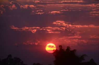 Manzarası dramatik güzel gün batımı gökyüzü. Doğal Günbatımı Karanlık Diyar 'ın gölgesinde. Kırsal kesimde gün batımında, şafakta, gün doğumunda canlı, dramatik bir gökyüzü. Gün batımında manzara Renkli Gökyüzü