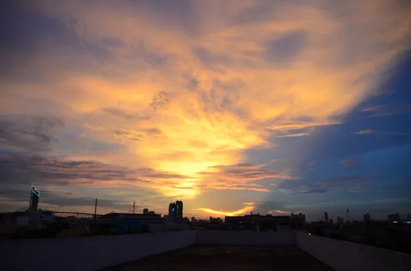 Dramatik Günbatımı Aralığı Güzel Manzara Alacakaranlık Altın Saat Parlak Gökyüzü — Stok fotoğraf