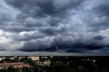 Dramatik kara fırtına yağmuru kara gökyüzünü bulutlandırıyor. Kara fırtına bulutlu yağmurlu atmosfer. Meteoroloji tehlikesi fırtına iklimi felakete çevirir. Kara bulutlu fırtına felaketi kasvetli gri bulut gökyüzü
