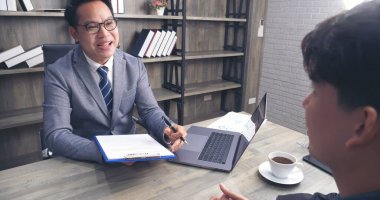 İnsan Kaynakları İK memurunun iş görüşmesi. Yeni çalışanın gülümseyen yüzüyle ofiste tokalaşması. İnsan Kaynakları Müdürü 'nün sorgulama özgeçmişi, yüz yüze. İş Görüşmesi Konsepti