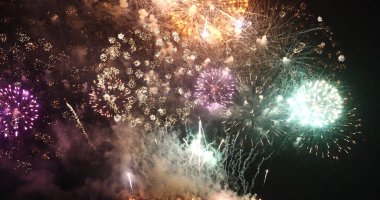 Yeşil Havai fişekler yeni yıl yıldönümünü kutluyor. 2022, 4 Temmuz bayram festivali. Gece vakti yeşil havai fişekler ulusal bayramı kutluyor. Yeni yıla geri sayım 2022 festival parti zamanı etkinliği