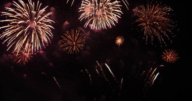 Renkli canlı Havai fişekler yeni yıl dönümünü kutluyor. 2022, 4 Temmuz bayram festivali. Ulusal bayramı kutlamak için gece vakti renkli havai fişekler. Geri sayım Yeni Yıl 2022 Parti Zamanı