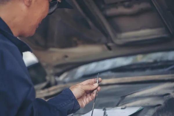 Automechaniker Mann Hand Überprüft Ölmessstab Motor Auto Mechanik Vor Ort — Stockfoto
