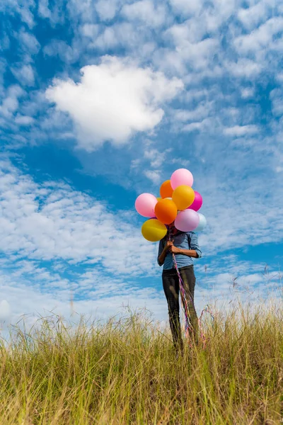 Femme Tenant Des Ballons Cours Exécution Sur Prairie Verte Nuage — Photo