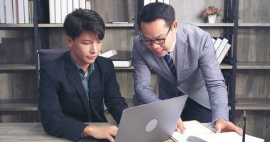 İşadamı akıl hocası ofis masasında takım lideri patronluk taslayan yönetici olarak çalışıyor. İki iş adamı birlikte konuşuyor ve yeni proje planlama bürosu toplantı odasına başlıyorlar. İş adamı tartışır, planlar yapar