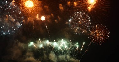 Yeşil Havai fişekler yeni yıl yıldönümünü kutluyor. 2022, 4 Temmuz bayram festivali. Gece vakti yeşil havai fişekler ulusal bayramı kutluyor. Yeni yıla geri sayım 2022 festival parti zamanı etkinliği