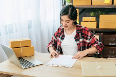 Çevrimiçi satıcı ellerini kapat dizüstü bilgisayarda klavye yazan Asyalı genç kadın çevrimiçi siparişleri kontrol et, mal teslimat paketlerini kontrol et posta kutusunu. Asyalı kadın ev ofisinde küçük bir iş kurdu