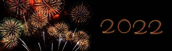 バナー花火は 7月のホリデーフェスティバルの4番目である2022年の新年を祝います カラフルな花火が国民の祝日を祝います コピースペース付きバナーカウントダウン新年2022パーティータイムイベント — ストック写真