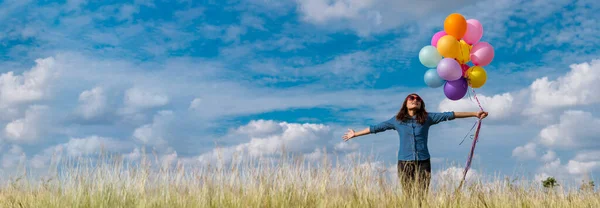 Banner Menina Bonito Alegre Segurando Balões Correndo Verde Prado Nuvem — Fotografia de Stock