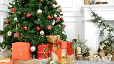 Noel ağacı süslemeli Noel Noel Xmas kutlaması hediyesi aile süsü olarak konforlu oturma odasında altın top ile süslenmiştir. Mutlu Noeller ve mutlu yeni yıl festivali geleneksel konsepti.