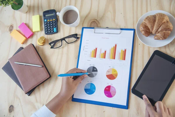 Zakenvrouw Met Smartphone Laptop Kantoor Vrouwelijke Freelance Lezen Financiële Grafieken — Stockfoto