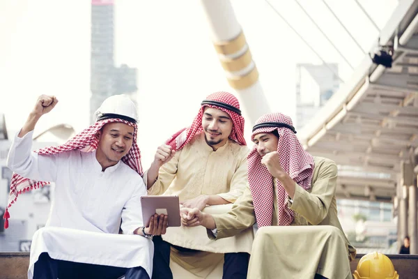 Arabiska Laget Håller Digital Surfplatta Uae Fackliga Teamwork Människor Digital — Stockfoto