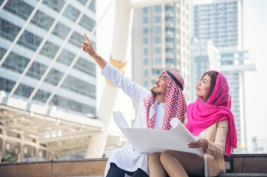 Arap inşaat mühendisi danışmanlık projesi müslüman BAE şehrindeki inşaat sahasına işaret ediyor. Çeşitlilik takım çalışması yöneticisi proje proje iş adamları akıllı mühendis.