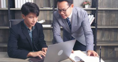 İşadamı akıl hocası ofis masasında takım lideri patronluk taslayan yönetici olarak çalışıyor. İki iş adamı birlikte konuşuyor ve yeni proje planlama bürosu toplantı odasına başlıyorlar. İş adamı tartışır, planlar yapar