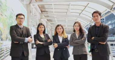 Kalabalık iş adamları modern şehir yaşamında işe, çalışma ofisine gidiyorlar. Kalabalık bir işçi grubu iş kadını ile meşgul bir hayat sürüyor. Şehir hayatı yaşayan bir adam. İş İnsanları Konsepti