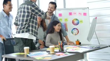 Birlikte Çalışan İş Adamları Konferans Odasında Çok Etnik Takım İşbirliği Ekibi İletişim Konsepti. Çeşitlilik Ortaklığı Toplantısı İş Adamları Ekibi Beyin Fırtınası