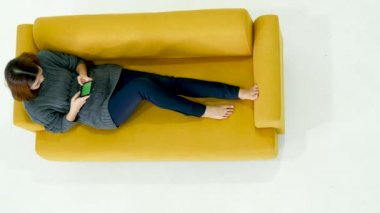 Gülümseyen Asyalı kadın elinde e-ticaret alışverişi internet sitesi Reading Online Article, Blog, vlog ile akıllı telefon tutuyor. Genç kadının elleri telefon teknolojisi yaşam tarzını tutuyor. Akıllı telefon kullanan kadın.