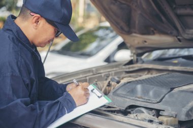 Otomotiv merkezindeki tamirci oto tamirhanesinde. Teknisyen atölyesi motor tamir araçları makine mühendisliği işi. Otomobil tamircisi eller araba tamir teknisyeni