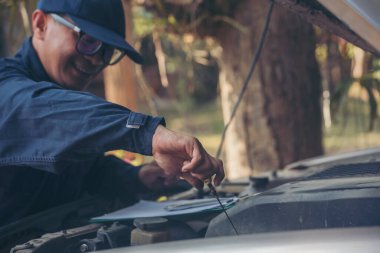 Otomotiv merkezindeki tamirci oto tamirhanesinde. Teknisyen atölyesi motor tamir araçları makine mühendisliği işi. Otomobil tamircisi eller araba tamir teknisyeni