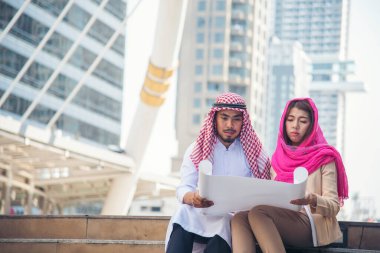 Arap inşaat mühendisi danışmanlık projesi müslüman BAE şehrindeki inşaat sahasına işaret ediyor. Çeşitlilik takım çalışması yöneticisi proje proje iş adamları akıllı mühendis.