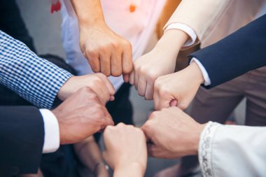 Çok ırklı çok ırklı ortaklar bir araya gelerek çok ırklı insanlarla el ele tutuşuyor. Çeşitlilik insanların elleri güçlendirir ortaklık ekipleri gönüllü toplulukla bağlantı kurar