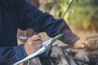 Otomotiv merkezindeki tamirci oto tamirhanesinde. Teknisyen atölyesi motor tamir araçları makine mühendisliği işi. Otomobil tamircisi eller araba tamir teknisyeni