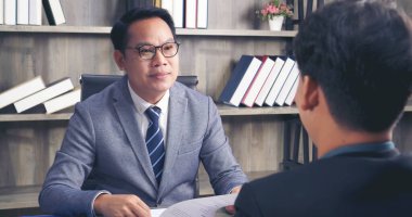 İnsan Kaynakları İK memurunun iş görüşmesi. Yeni çalışanın gülümseyen yüzüyle ofiste tokalaşması. İnsan Kaynakları Müdürü 'nün sorgulama özgeçmişi, yüz yüze. İş Görüşmesi Konsepti