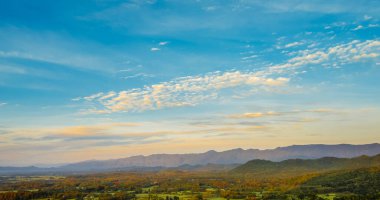Güneşli bir günde güzel bir manzara, yeşil çayır, beyaz bulut, mavi gökyüzü. Görkemli yeşil manzara büyük dağ tepesi bulutlu vadi manzarası kırsal yeşil çayır manzarası
