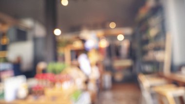 Perakende mağazasındaki bulanık arka plan alışveriş merkezi ışık saçan iş etkinliği. Marketin bulanık arka planı. Görüntü Kongresi Salonu seyircisi raflarda ürünleri sunar.