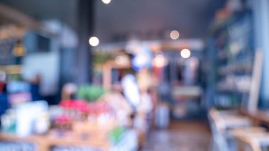 Marketin arka planı bulanık. Bulanık arka plan alışveriş merkezinin ışık saçan mağazası. Görüntü Kongresi salonu merkezi seyircisi ürünleri raf ürünlerini sunar