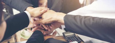 Bayrak çeşitliliği dayanışma ekibi çok ırklı Ortaklar takım çalışması yapıyor. Çok ırklı toplantılar grubu el ele veriyor. Panorama Çeşitliliği insanlarının elleri güven ekibine katılıyor.