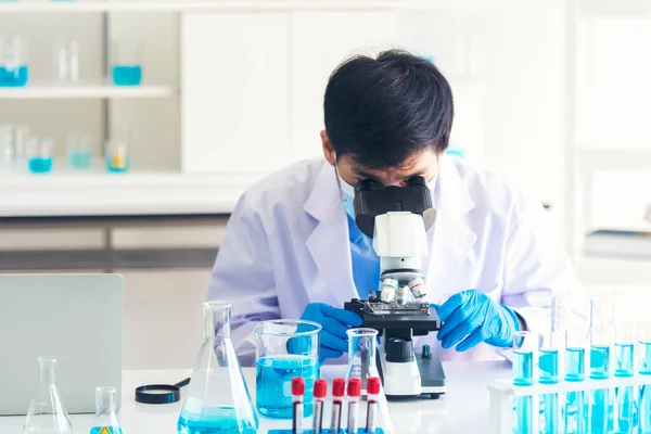 Hombre Científico Investiga Investigación Del Microscopio Laboratorio Ciencias Científico Asiático — Foto de Stock