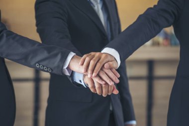 Bir grup çeşitlilik, insanların el ele tutuşmasını sağlıyor. Ebeleme takımının gücü. Birlikte çalışan çok ırklı grup çalışmasıydı. İş adamları el ele tutuşuyor. İş toplantısı