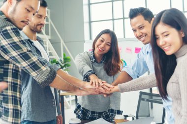 Bir grup çeşitlilik, insanların el ele tutuşmasını sağlıyor. Ebeleme takımının gücü. Birlikte çalışan çok ırklı grup çalışmasıydı. İş adamları el ele tutuşuyor. İş toplantısı