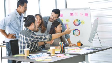 Çok ırklı iş adamlarından oluşan bir grup konferans salonunda iş dünyası grafiği ve grafiği üzerinde fikir alışverişinde bulunuyor. Çok Kültürlü Takım Çalışması, iş ortakları ve güven ortakları bir araya gelecek.