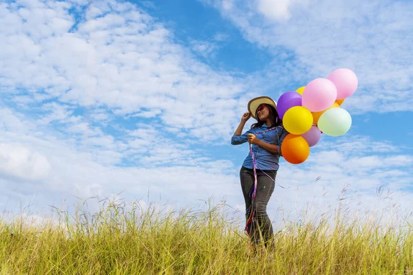 Mulher Segurando Balões Correndo Prado Verde Nuvem Branca Céu Azul — Fotografia de Stock