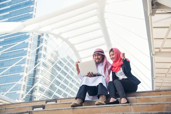 阿拉伯团队拥有手提电脑 Uae工会团队合作的人 聪明的阿拉伯集团的人使用电脑笔记本电脑看屏幕快乐的现代穆斯林城市 企业家亚洲人微笑团队会议 — 图库照片