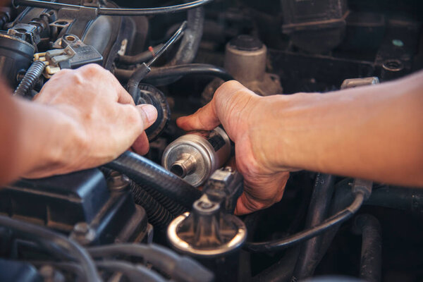 Закройте мастерскую по ремонту автомобилей. Человек руки ремонта машин механическое обслуживание. Капот открытого автомобиля проверяет автомобиль. Инженер по техническому обслуживанию.